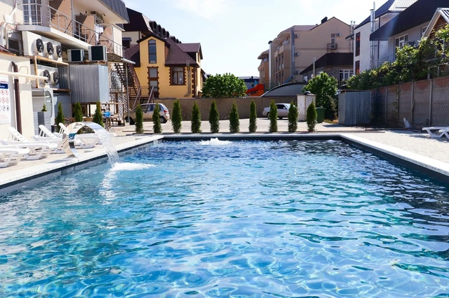 В нескольких минутах ходьбы аквапарк «Наутилус» и галечный пляж: Гостиница «Афалина Плюс» (Лазаревское).