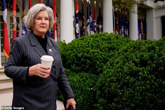 По данным WSJ, Трамп сразу распознал потенциальные трудности. Он попросил главу своей администрации Сьюзи Уайлс (на фото) проводить еженедельные встречи с "первым другом" миллиардера после получения сообщений о трениях среди его высшего руководства.