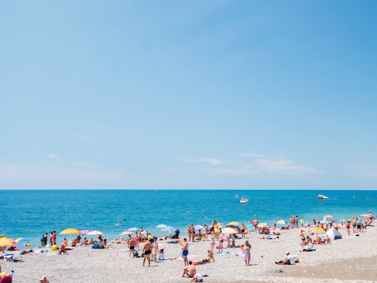 Летом на городских пляжах Сочи бывает трудно найти место, чтобы позагорать, особенно большой семье. Но можно выбрать отель или пансионат с собственным участком пляжа, где места хватает всем постояльцам. Фото: Alex 0101 / Unsplash