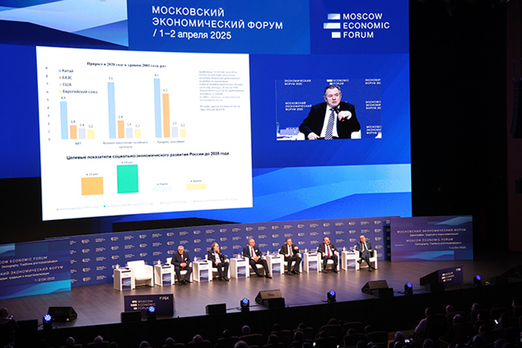    «Для этого надо выйти из примитивной денежной политики, которая сегодня крутится вокруг манипулирования ключевой ставкой в целях борьбы с инфляцией и лишает экономику кредитной возможности», — подчеркнул Глазьев.   
Фото: Владимир Андреев