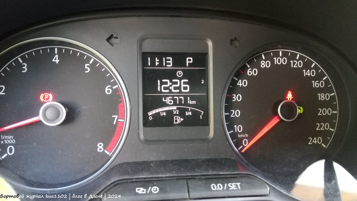 Счётчик моточасов в автомобиле Volkswagen Polo. Автор фотографии kua1102