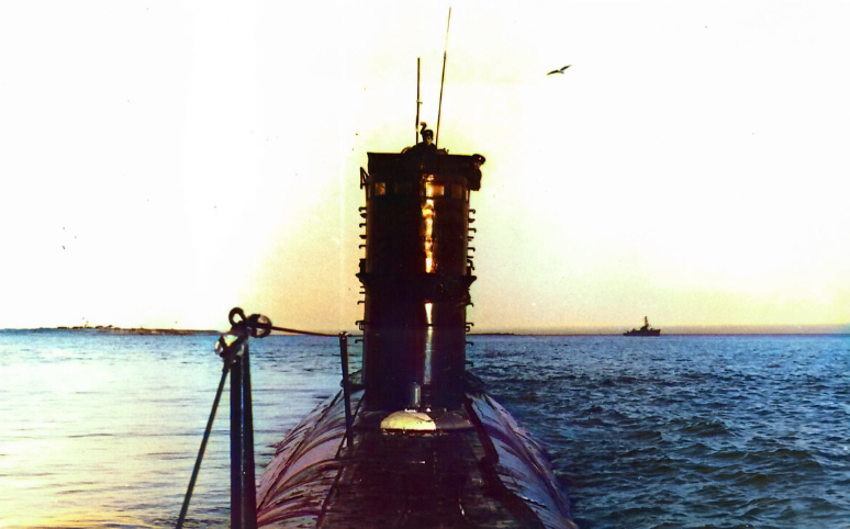 ПЛ С-176 на якоре в бухте Васильева. 1983 год. Фото автора.