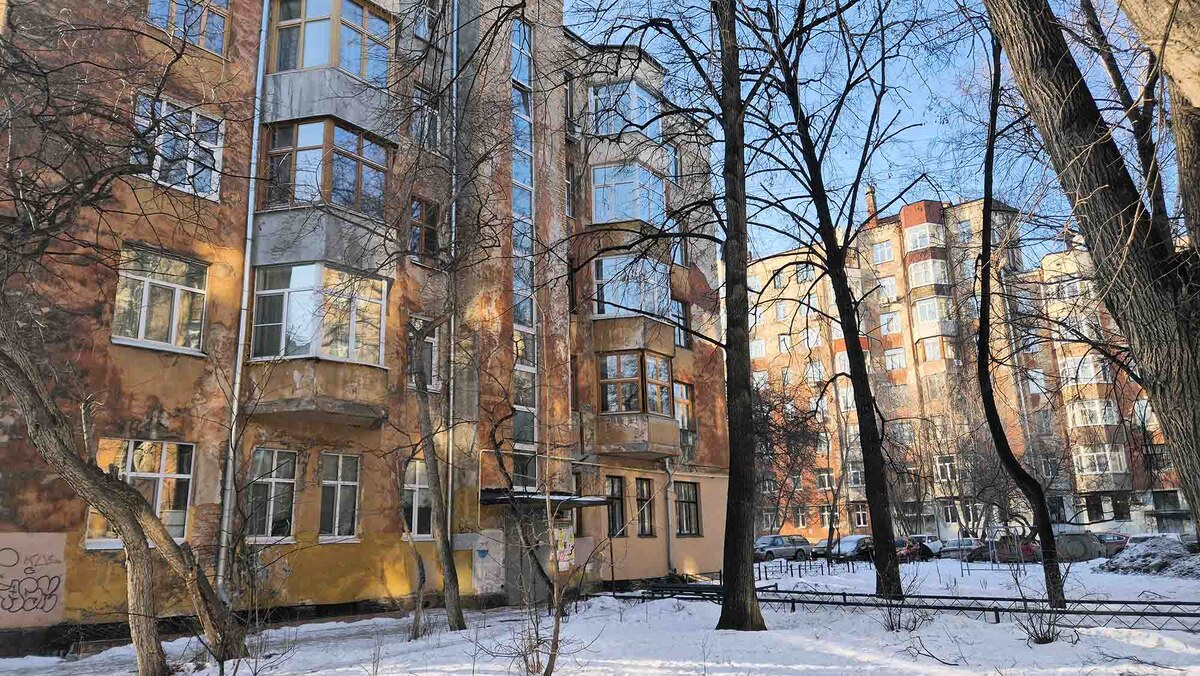 Городок чекистов — необычное и очень атмосферное место в центре Екатеринбурга. Как-нибудь сделаю о нем публикацию. Листайте галерею, чтобы увидеть ещё фото