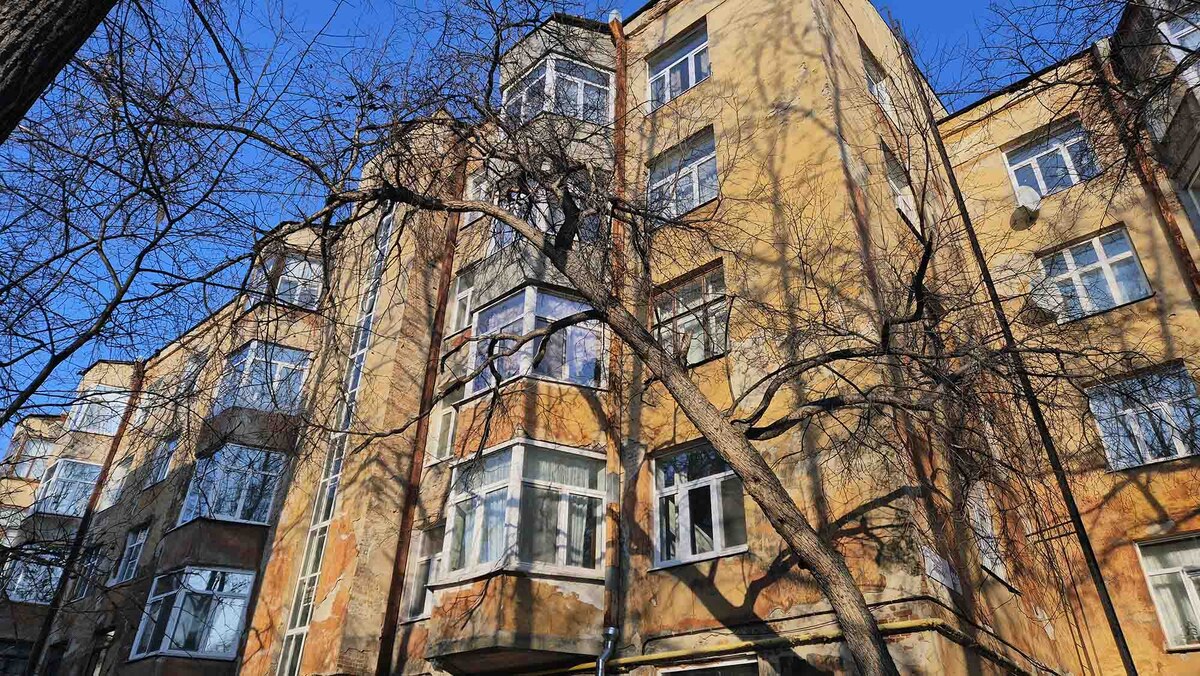 В этих домах до сих пор живут люди