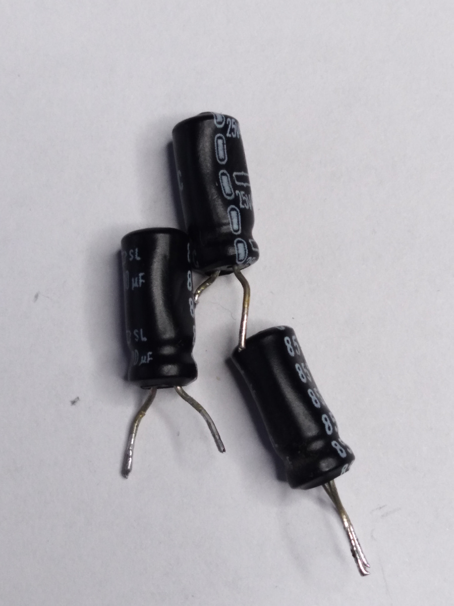 Вид на родные конденсаторы усилителя записи-воспроизведения.