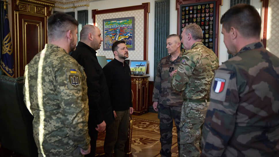 Президент Украины Владимир Зеленский с начальникам Генштаба Великобритании и Франции Тони Радакином и Тьерри Буркхардом.📷Фото: Ukrainian Presidential Press Office / AP