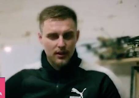   "Покайфовавший" боевик "Кенни". Фото: стоп-кадр видео "Политнавигатор"