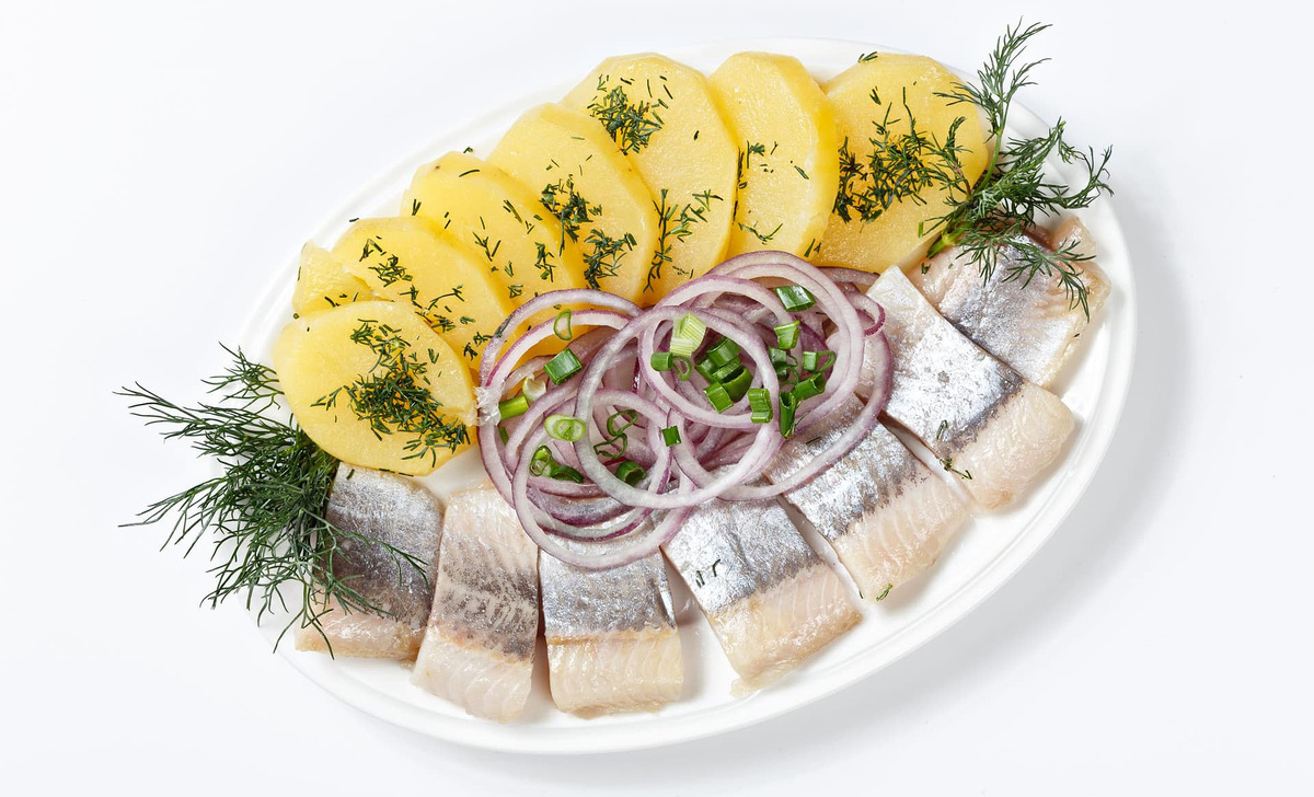 Селёдочка с луком и картофелем — простое блюдо, в котором каждый кусочек пропитан любовью и семейными традициями.