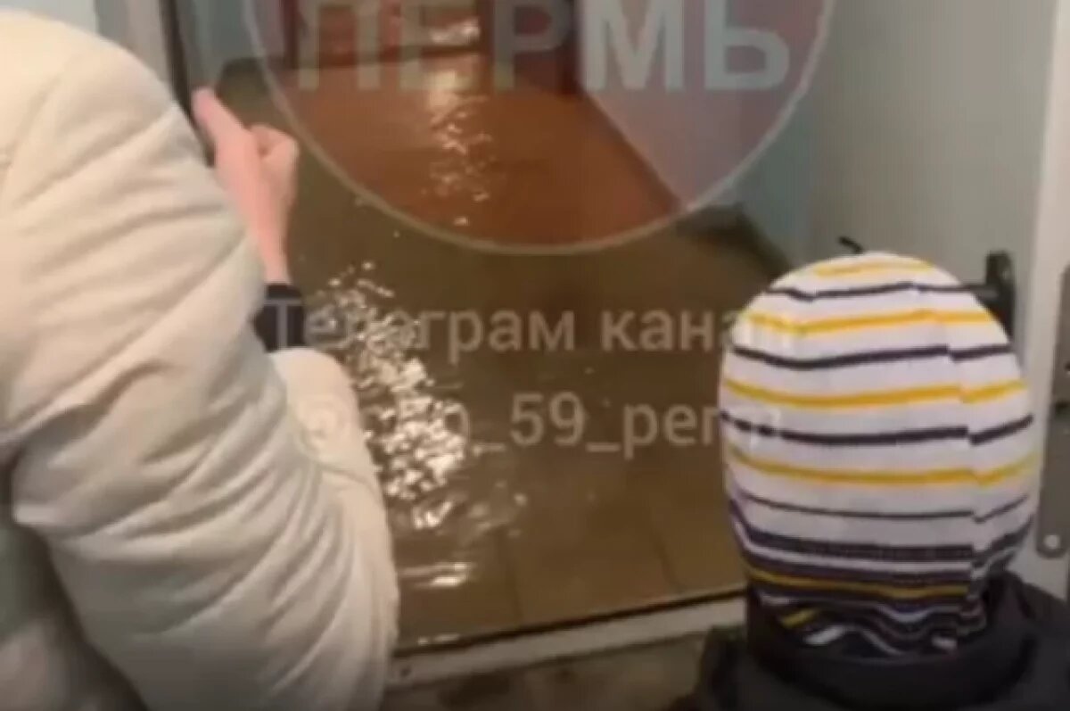    В Перми из-за прорыва пожарного трубопровода затопило этаж жилого дома