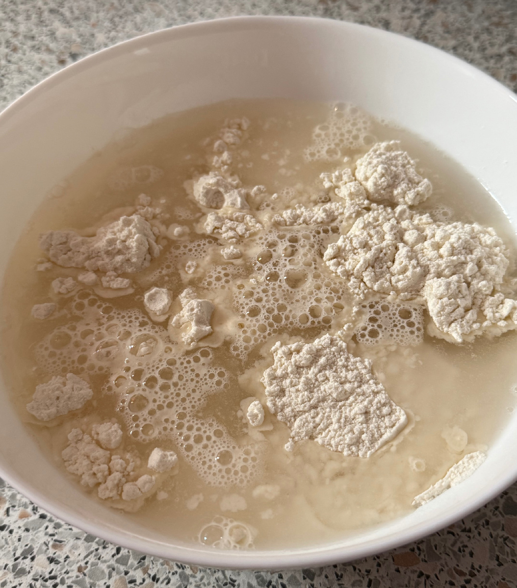 Добавил воду к смеси