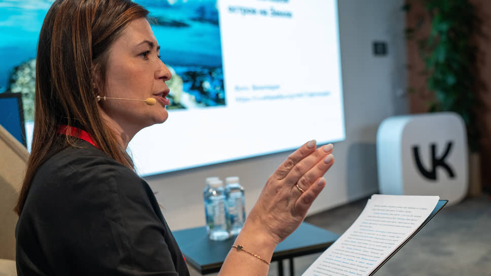 Актриса театра и кино, диктор, актриса дубляжа Мария Гладкая во время чтения текста для участников «Тотального диктанта» в Доме Зингера..📷Фото: Алексей Смагин / Коммерсантъ