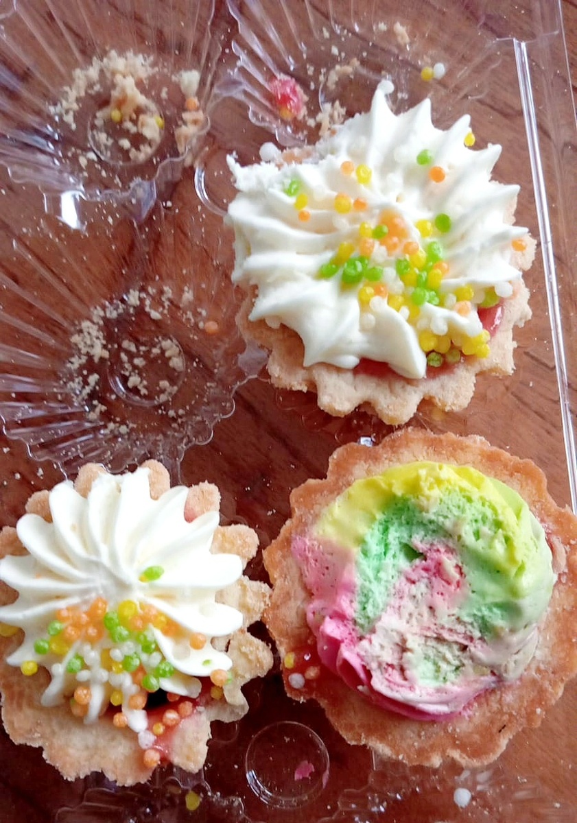 Я бы тоже проголодалась резко, если бы у меня такая красота в холодильнике была! 