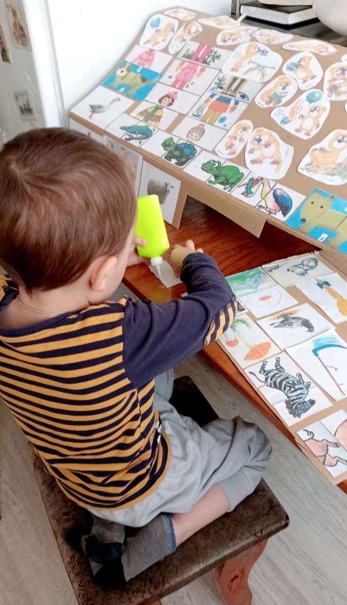 Пособия Денис клеил сам! 