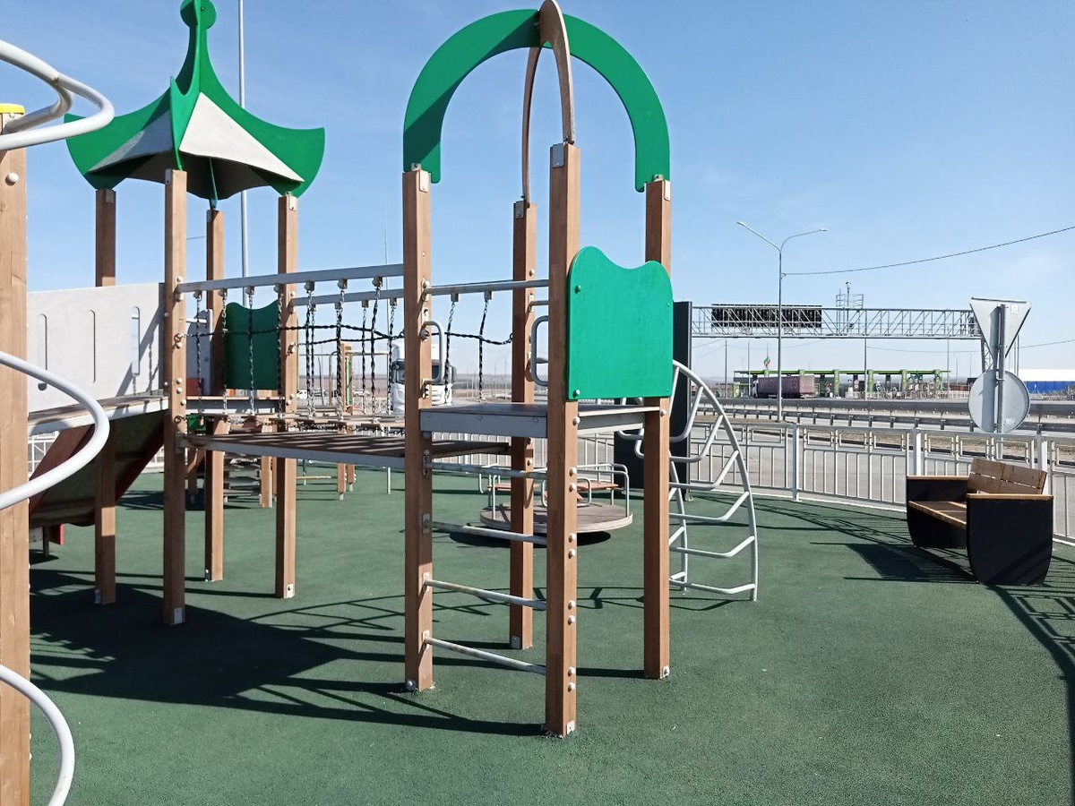 Детская площадка трассы М12 - Восток. Фото автора, апрель 2025 г.