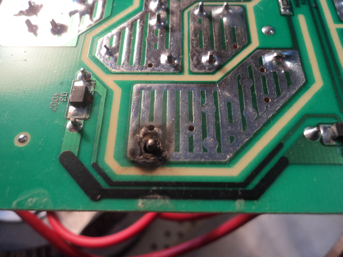 Обгоревший печатный проводник на плате. Фото автора.