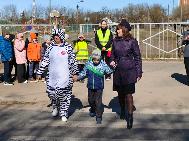 С Зеброй по зебре. В Твери младших школьников учили переходить улицу