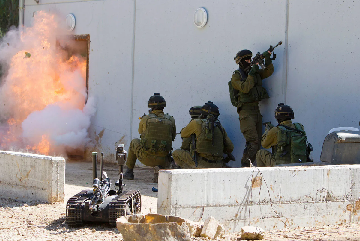 Армия обороны Израиля Израильские спецназовцы из инженерного корпуса «Яхалом» участвуют в учениях по поиску туннелей недалеко от Тель-Авива–Яффо, Израиль, 2012 г.