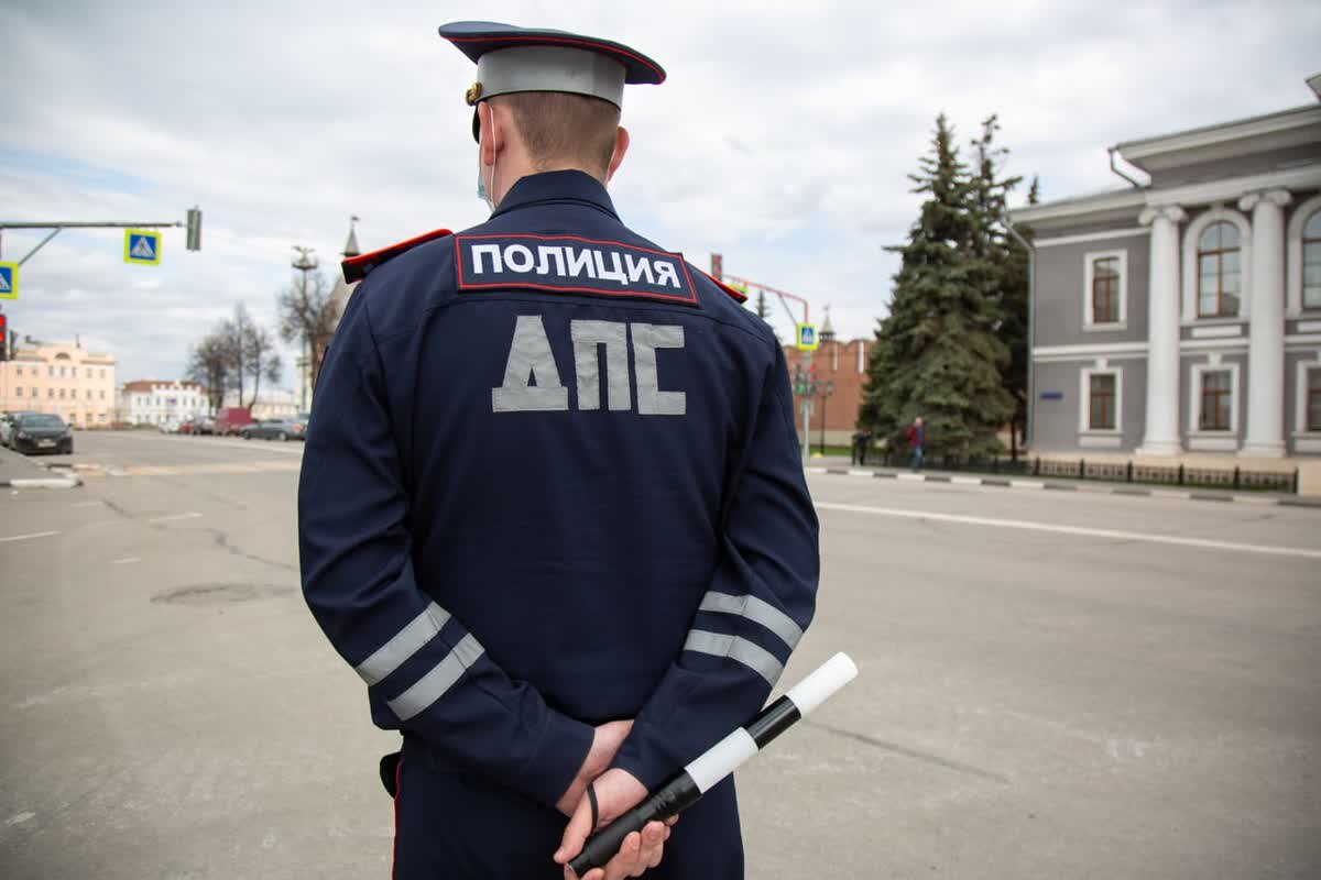 Инспектор ГИБДД на посту