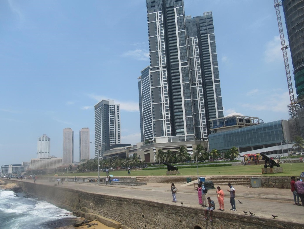 Вот он, Индийский океан, рукой потрогать можно, а купаться нельзя)