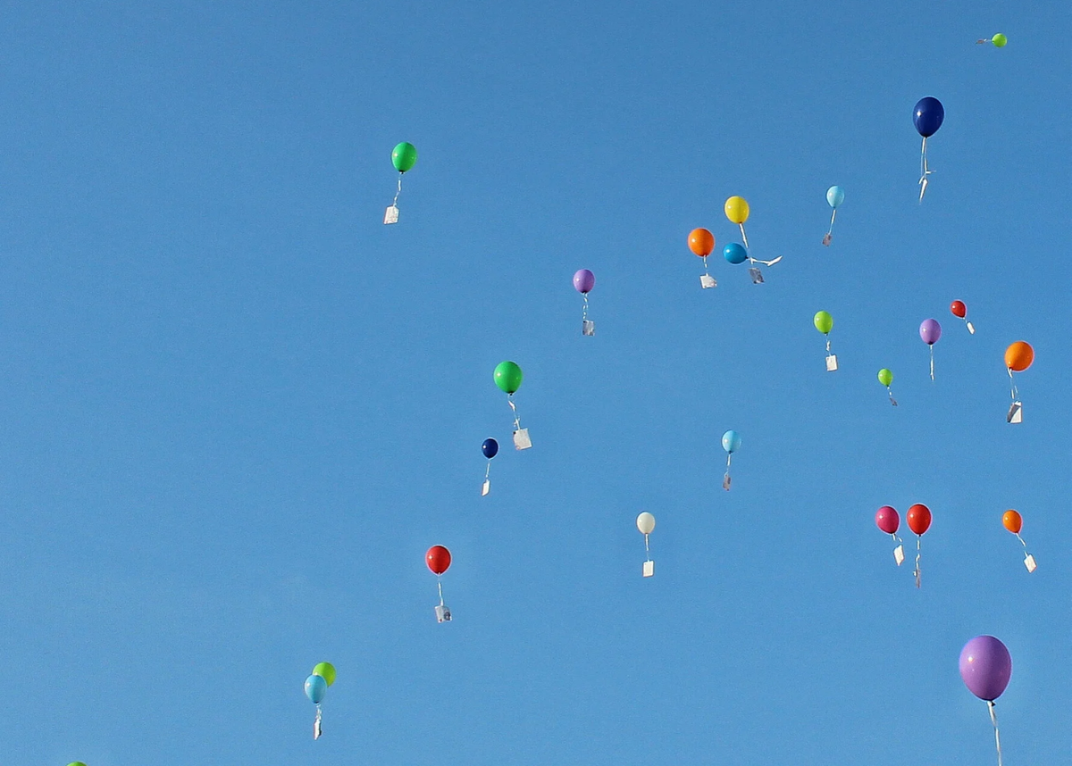 "Желание или сценарий?"

"Хочу открыть своё дело."
"Хочу путешествовать."
"Хочу быть свободным."

А теперь вопрос: это ваше желание?
Или это внутренний сценарий, который вы случайно приняли за своё?
Как отличить настоящее желание от навязанного?

Есть практика. Я даю её на программах и всегда предлагаю пройти её несколько раз с разными запросами.
Закройте глаза и представьте, что вы уже получили желаемое.

Например: вы открываете своё кафе, стоите на берегу океана, вы — автор книги, вы выступаете перед аудиторией, или вы просто просыпаетесь в новом доме своей мечты.

А теперь — прислушайтесь.
• Где в теле отзывается эта картинка?
• Что чувствуется — расширение или сжатие?
• Возникает энергия — или тревога, пустота, равнодушие?

Если отклик слабый — возможно, это чужая идея.

Напишите в комментариях, с каким образом вы попробовали поработать — и что почувствовали?