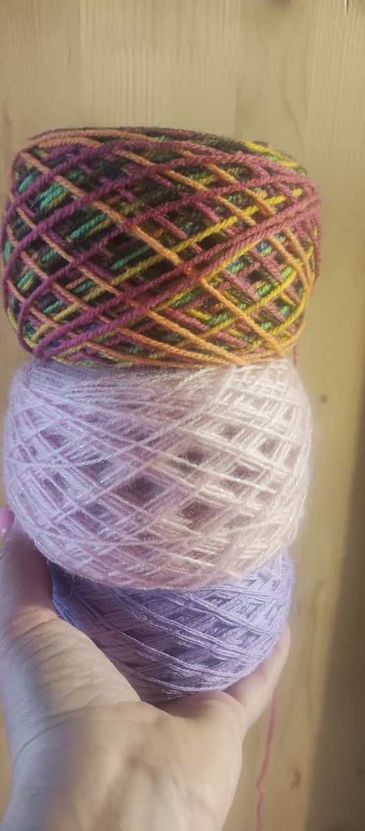 Фото автора. Мои заготовки для вязания. Перемотала из моточков пряжи, чтобы вязать на вязальной машинке. 