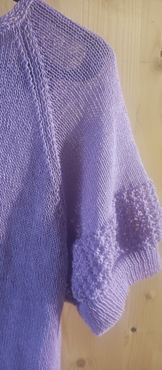 Фото автора. Увлечена в последнее время вязанием футболочек. Вот такой интересный рукав придумался в этот раз. Футболочка до ВТО. 