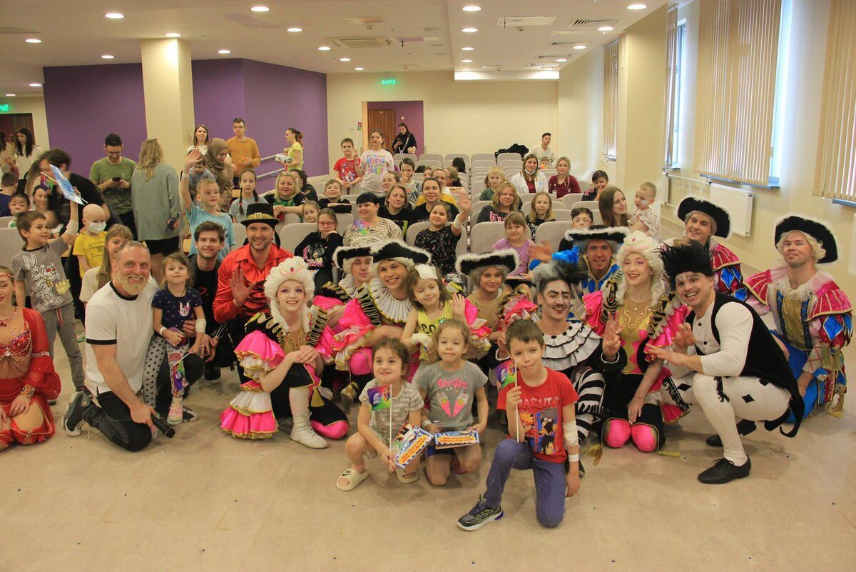 Артисты Большого Московского цирка во главе с Аскольдом Запашным устроили праздник пациентам Морозовской детской больницы. Анастасия Кочеткова / Газета Metro