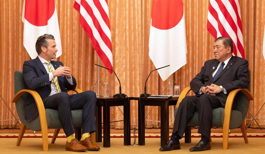 Министр обороны США Пит Хегсет в начале своей встречи с премьер-министром Японии Сигеру Исиба в офисе премьер-министра в Токио, 30 марта 2025 года. (Станислав Когику / Фото пула через AP).