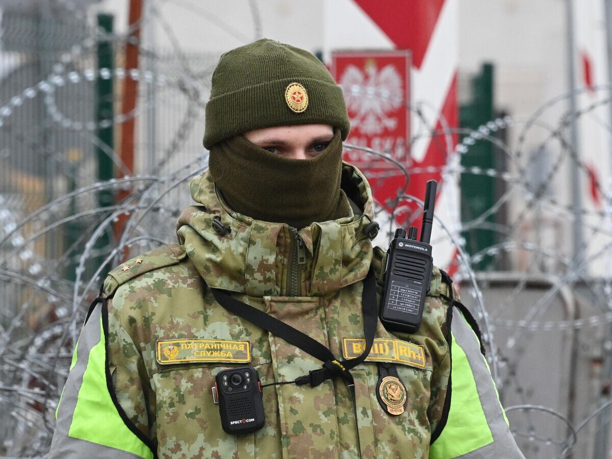    Белорусский пограничник на границе Белоруссии и Польши© РИА Новости / Виктор Толочко