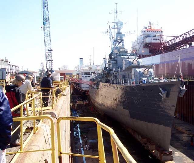 Миноносец в сухом доке. 