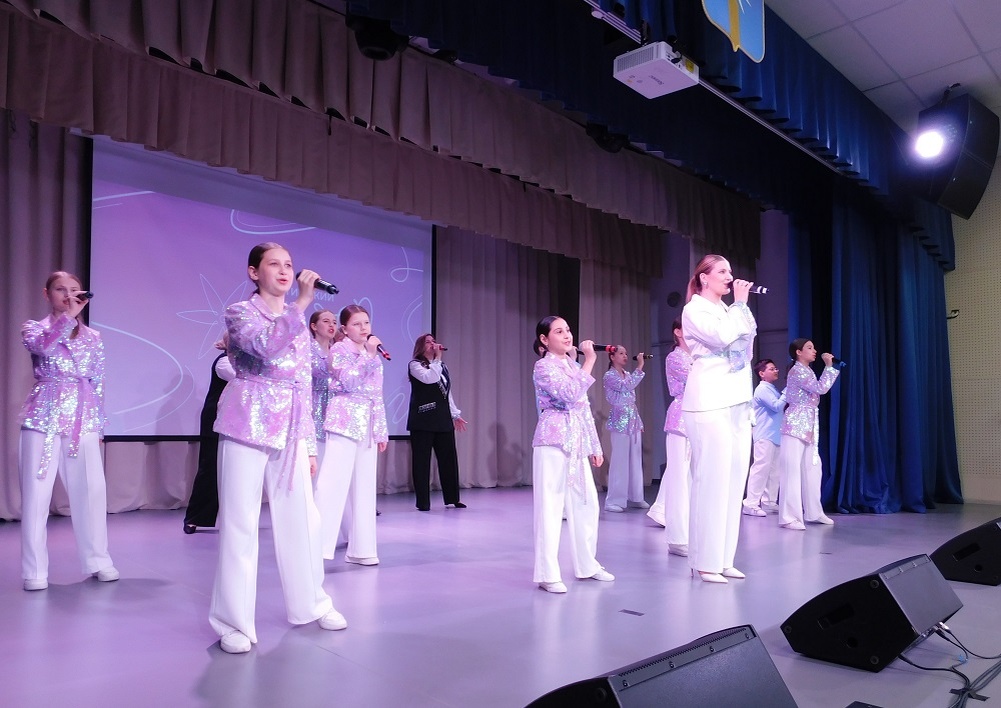    Гимн Искитимского района исполнили творческие коллективы Искитимского района. Фото Анны Зубаревой