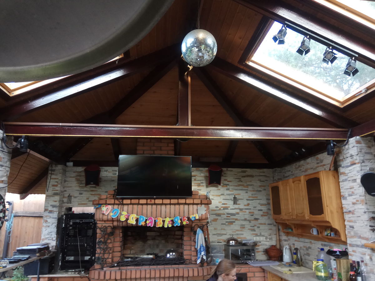 Профессиональный караоке комплект в беседке на даче. 4 микрофона, 50 000 песен, светомузыка и мощный звук.