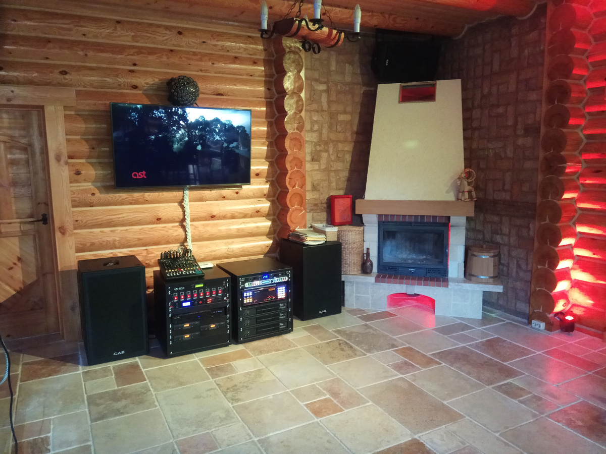 Профессиональный караоке комплект для тех, кто любит петь громко. 