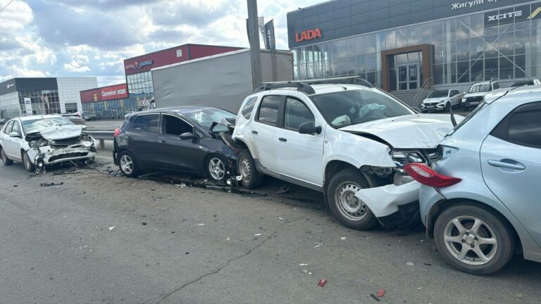    Догнали друг друга. В Оренбурге на Нежинском шоссе в аварию попали сразу пять машин Андрей Севостьянов