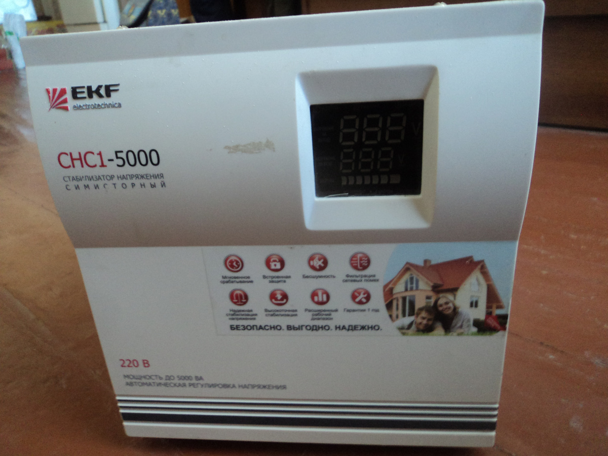 Передняя панель стабилизатора. Фото автора.