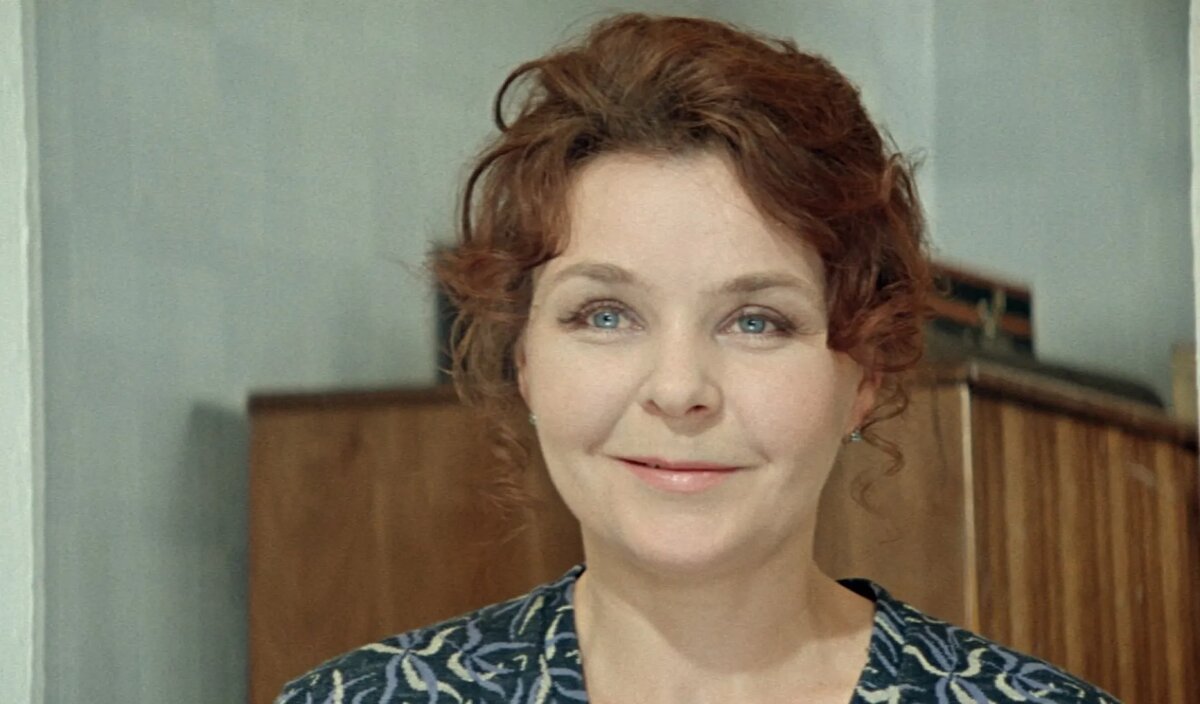 Нина Ургант  (4 сентября 1929, Луга, Ленинградская область, СССР — 3 декабря 2021, Санкт-Петербург, Россия) — советская и российская актриса. Народная артистка РСФСР (1974), лауреат Государственной премии СССР (1976) в фильме «Белорусский вокзал» (1970) сыграла бывшую фронтовую медсестру Раю.  Фото доступное в сервисах интернета.