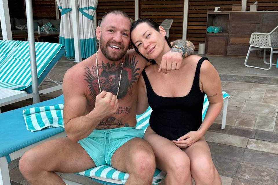    В последний день отдыха Ида встретила у бассейна знаменитого бойца ММА Конора Макгрегора