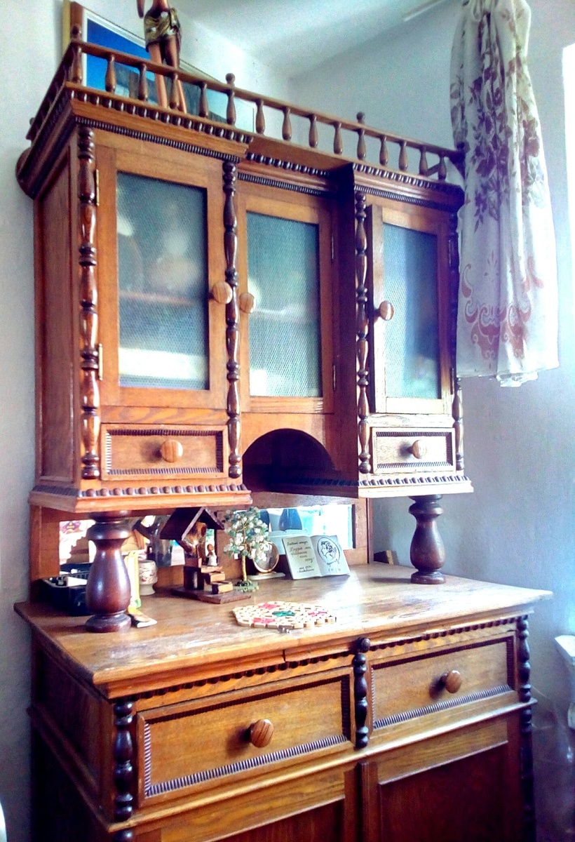 Буфет ручной работы П. С. Белоглазкина, середина 20 века, город Дальнереченск (старое название Иман) 