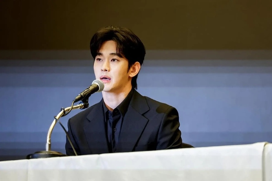 Ким Су Хён на недавней пресс-конференции