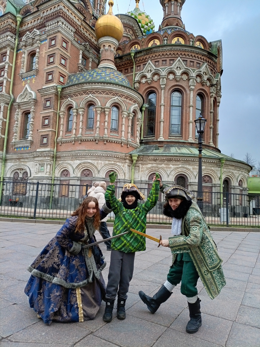 Ох, уж эти ряженные🙈. Но все зарабатывают, как умеют