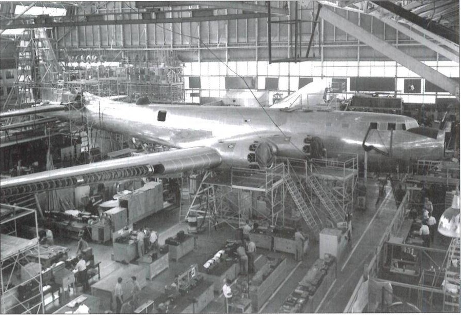 загрузка компании другими более прибыльными программами, такими как, например, авиалайнер Douglas DST, и недостаточное финансирование со стороны авиационного корпуса армии США привели к задержкам в изготовлении все более и более устаревающего самолета. В этих условиях руководство компании Douglas выступило с предложением отменить программу XB-19 и тем самым сократить свои убытки. На снимке самолет показан на этапе сборки на заводе компании в Санта-Монике