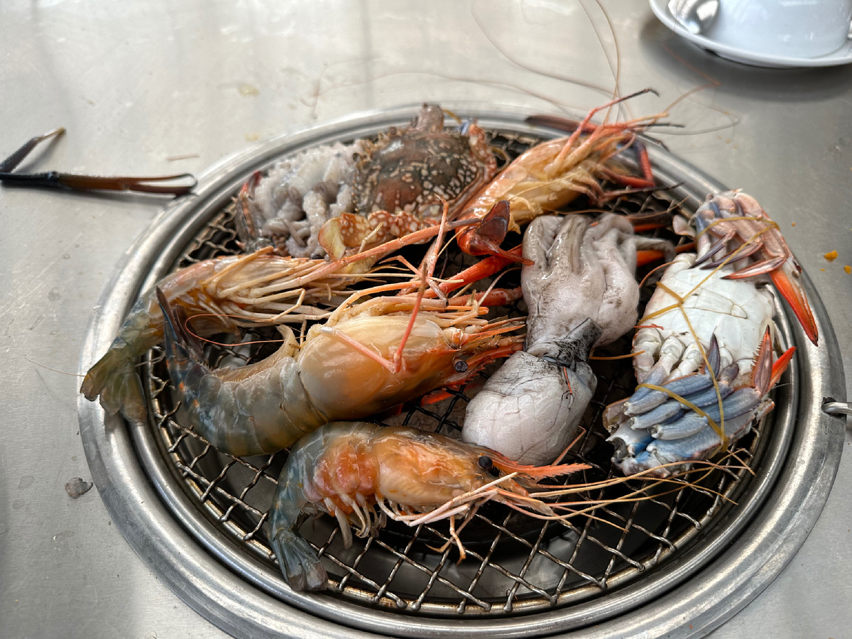 Морепродукты на гриле в буфете Таиланда.