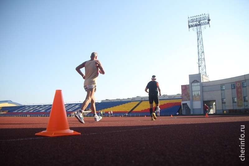    Легкоатлетические дорожки доступны ежедневно с 6:30 до 9:00 и с 20:00 до 22:00.
