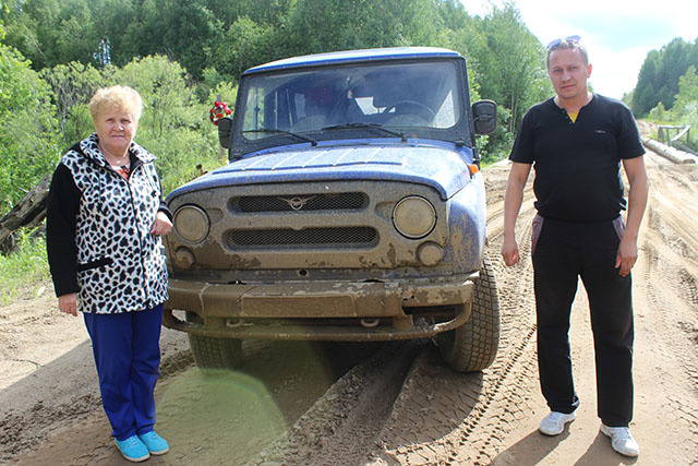 Почтальон Валентина Антоник и водитель Максим Смолин.