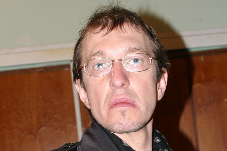 Сергей Васильевич Соседов Родился: (23 мая 1968 года (56 лет), Москва, РСФСР, СССР) — российский журналист, музыкальный критик, историк музыки, редактор, телеведущий, сценарист. Член Союза журналистов Москвы. После окончания средней школы устроился на работу в железнодорожной газете «Гудок», где и начал свою журналистскую карьеру. Первым материалом Соседова стало интервью с певицей Эдитой Пьехой в 1989 году. Фото доступное в интернете.