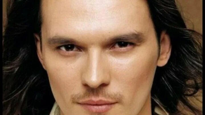 Владислав Станиславович Сташевский (фамилия при рождении — Твердохлебов) — российский эстрадный поп-исполнитель, композитор, актёр. Фото доступное в сервисах интернета.