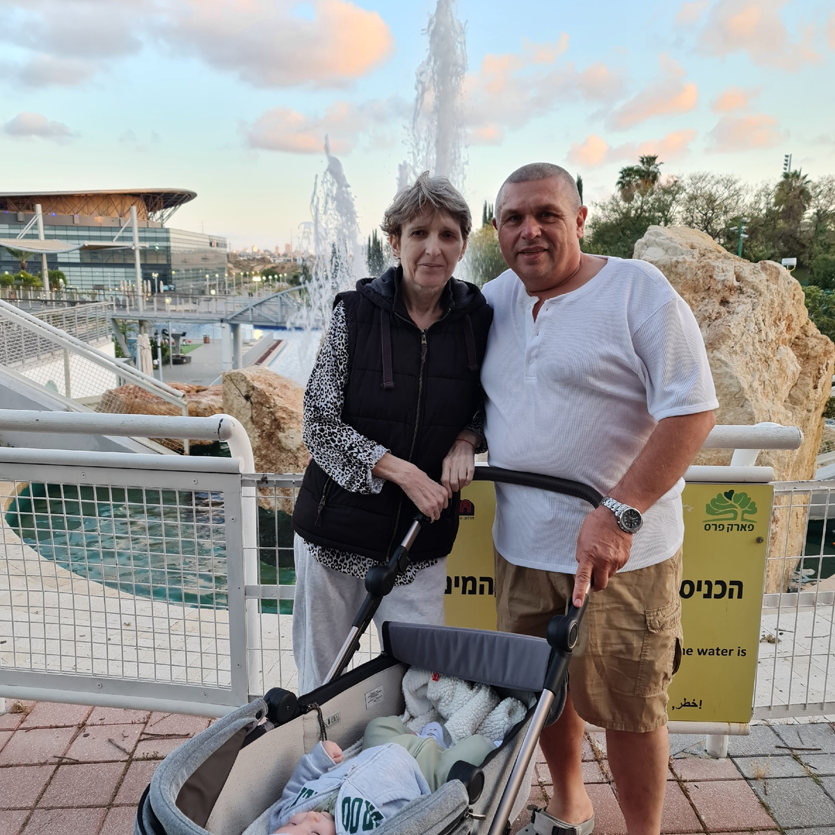 Это в эти выходные ,мои роднульки возили в наш гиганский парк.Весь парк  мы даже не прошли, там коньки и бассейн, лодки, спорт городок, ...красотище просто не обыкновенное.