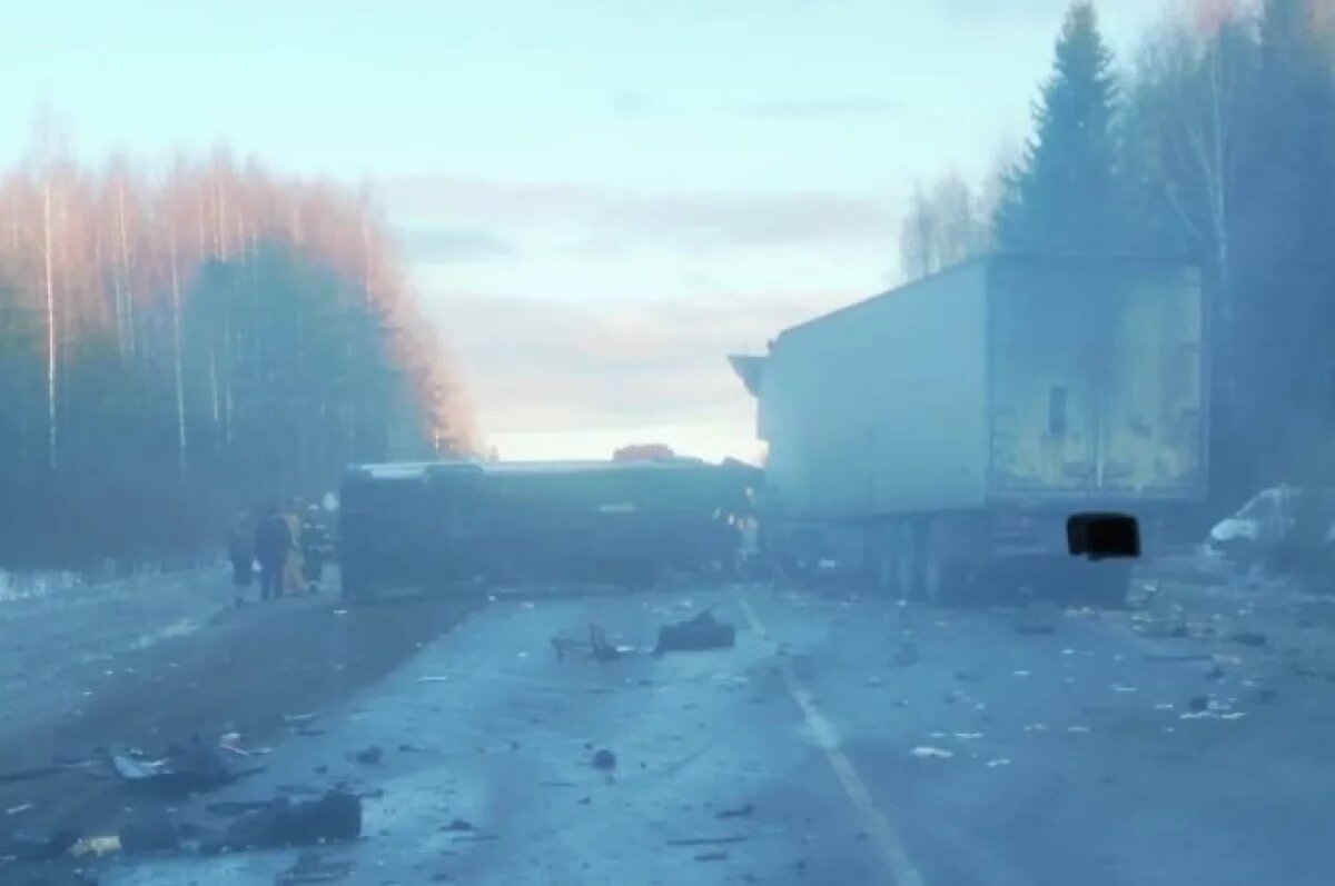    Водитель одного из большегрузов не выжил.