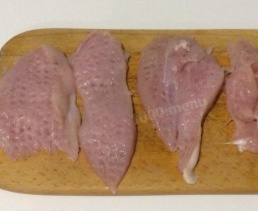 Выложите кусочки грудки одним слоем, Посолите и приправьте курицу. Я взяла приправу для курицы,вы можете взять другую любимую приправу❗