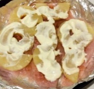 На каждый кусочек куриной грудки выложите кусочки ананаса, если шайба большая по размеру, то разрежьте ее. Смажьте всë майонезом❗